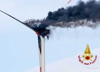 In fiamme pala eolica a Melissa, intervenuti i Vigili del Fuoco di Crotone e Cirò Marina