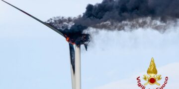 In fiamme pala eolica a Melissa, intervenuti i Vigili del Fuoco di Crotone e Cirò Marina