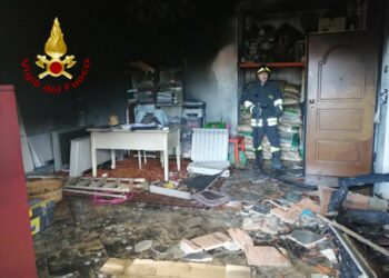 In fiamme un appartamento a Cirò Marina, soccorso il proprietario