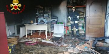 In fiamme un appartamento a Cirò Marina, soccorso il proprietario