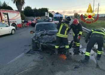 Incidente stradale sulla SS 106 a Crotone, estratto ferito dai Vigili del Fuoco