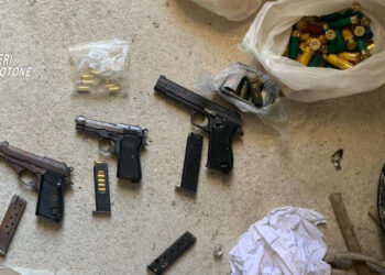 Isola Capo Rizzuto: i Carabinieri arrestano i possessori di un piccolo arsenale e di un deposito di droga
