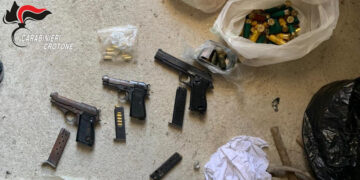 Isola Capo Rizzuto: i Carabinieri arrestano i possessori di un piccolo arsenale e di un deposito di droga