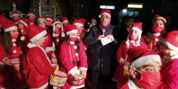 Serata magica a Cirò Marina, con l’accensione dell’Albero di Natale e una carrozza illuminata trainata da due cavalli
