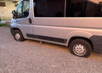 Squarciate le ruote ad un mezzo per trasporto disabili a Isola Capo Rizzuto