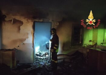 In fiamme villetta a Cariati, intervengono i Vigili del fuoco di Cirò Marina