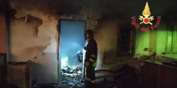In fiamme villetta a Cariati, intervengono i Vigili del fuoco di Cirò Marina