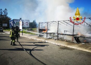 In fiamme bancarella vendita fuochi pirotecnici a Crotone – Video