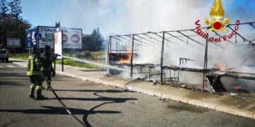 In fiamme bancarella vendita fuochi pirotecnici a Crotone – Video