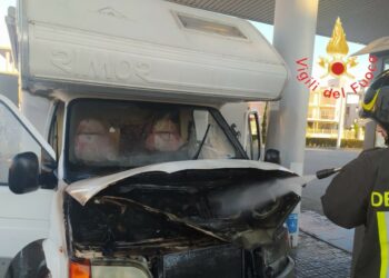 In fiamme un Camper a Cirò Marina presso un distributore di benzina, paura tra i passeggeri
