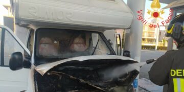 In fiamme un Camper a Cirò Marina presso un distributore di benzina, paura tra i passeggeri