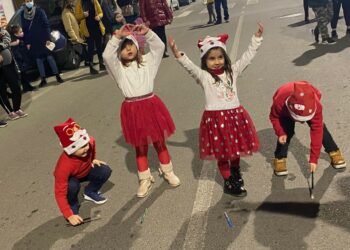 In quattro, due bambine e due bambini: a Cirò Marina hanno colorato di speranza i cuori dei passanti