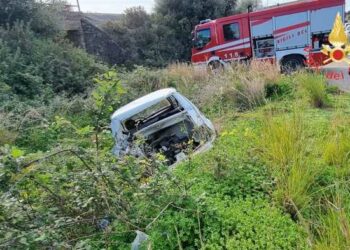 Incidente lungo la vecchia SS106, scontro furgone e una fiat 126: muore una donna