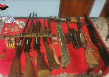 Petilia Policastro, i Carabinieri scoprono un deposito di armi all’interno di un edificio a Pagliarelle
