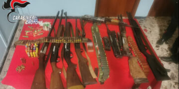 Petilia Policastro, i Carabinieri scoprono un deposito di armi all’interno di un edificio a Pagliarelle