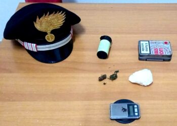 Casabona, lanciano la droga dall’auto in corsa, arrestati 2 uomini dai Carabinieri