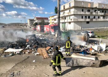 Crotone, in fiamme discarica abusiva a cielo aperto: famiglie senza luce