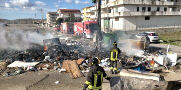 Crotone, in fiamme discarica abusiva a cielo aperto: famiglie senza luce