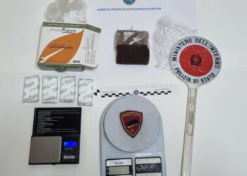 Crotone, nasconde due panetti di hashish all’interno della propria automobile: arrestato