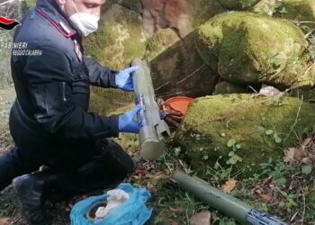 Due lanciarazzi anticarro carichi e funzionanti nascosti tra le rocce, sequestrati dai Carabinieri