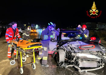 Crotone, incidente stradale sulla SS 106: due feriti estratti dai Vigili del fuoco
