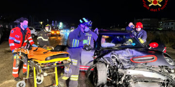 Crotone, incidente stradale sulla SS 106: due feriti estratti dai Vigili del fuoco