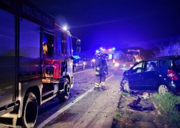 Incidente stradale sulla SS 106 in località Sant’Anna, due auto coinvolte: due feriti, uno estratto dalle lamiere