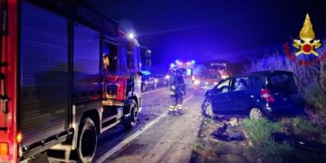 Incidente stradale sulla SS 106 in località Sant’Anna, due auto coinvolte: due feriti, uno estratto dalle lamiere