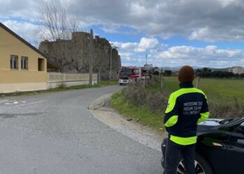 Raffiche e forte vento scoperchiano il tetto in lamiera della Torre “Nova“ di Cirò Marina