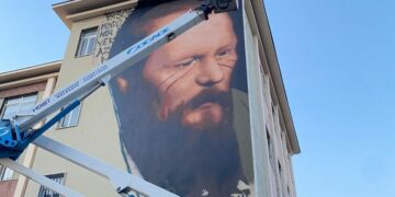 Su un palazzo di Napoli è comparso un murale dedicato a Dostoevskij
