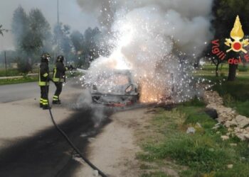 Auto in fiamme a Isola Capo Rizzuto, salvi due anziani