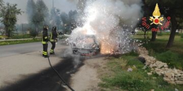 Auto in fiamme a Isola Capo Rizzuto, salvi due anziani