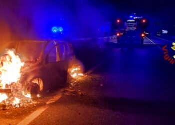 Auto in fiamme sulla Strada Statale 107 zona Belvedere Spinello, nessun ferito