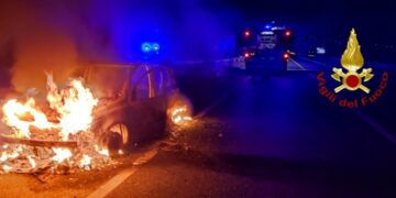 Auto in fiamme sulla Strada Statale 107 zona Belvedere Spinello, nessun ferito