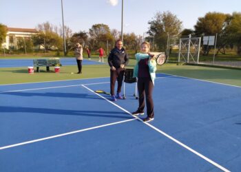 Cirò Marina, la 15enne Juna a lezione di Tennis: sport preferito che frequentava nella sua Mariupol in Ucraina