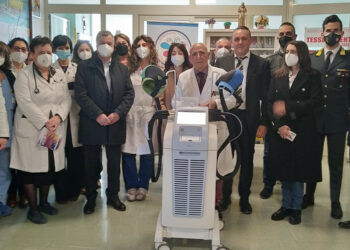 Consegnato Casco refrigerante “Dignicap” al reparto Oncologia dell’Ospedale di Crotone, donato dall’associazione Vivere Sorridendo