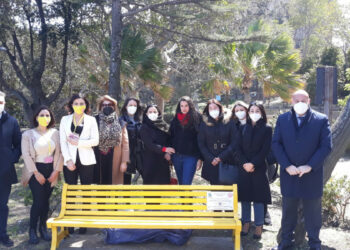 Crotone, una panchina gialla nella Villa comunale per sensibilizzare sull’endometriosi