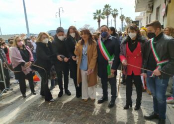 Inaugurata “la Strada degli Ombrelli” nel centro storico di Cirò Marina, dedicata dalla Fidapa ai diritti delle donne
