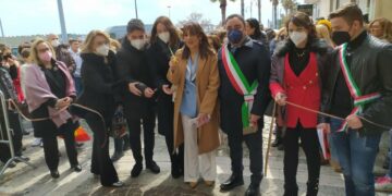 Inaugurata “la Strada degli Ombrelli” nel centro storico di Cirò Marina, dedicata dalla Fidapa ai diritti delle donne