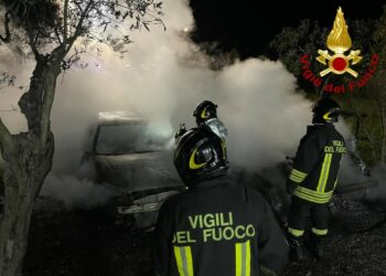 Incendio Isola Capo Rizzuto, due auto avvolte dalle fiamme: intervenuti i Vigili del Fuoco di Crotone