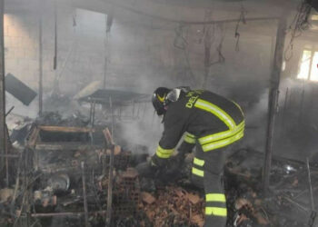 Incendio sottotetto a Rocca di Neto, intervento immediato dei Vigili del Fuoco