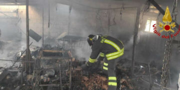 Incendio sottotetto a Rocca di Neto, intervento immediato dei Vigili del Fuoco