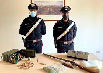 Isola Capo Rizzuto: detiene droga, armi e reperti archeologici, arrestato 66enne