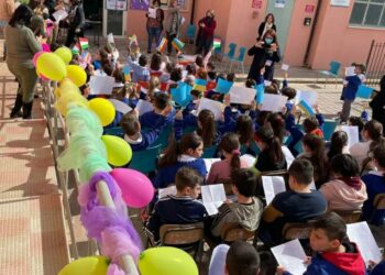 Le Castella, i bambini delle Elementari dicono “No alla Guerra”