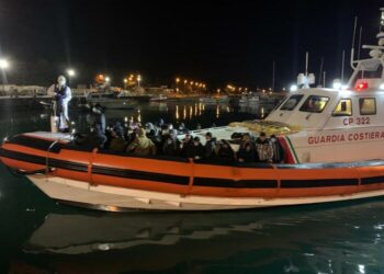 Sbarco in Calabria, 62 arrivati su barca a vela a Roccella Ionica