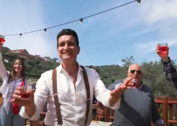 Il videoclip “U Vinu di Cirò” di Cecè Barretta, presentato a Torre Melissa