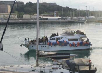 Sbarcati 218 migranti nel porto di Crotone, nati due bimbi durante la traversata