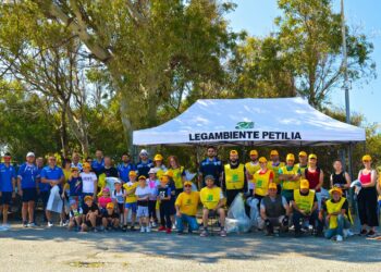 Spiagge e Fondali Puliti a Steccato di Cutro grazie al Circolo Legambiente “Valle Tacina” di Petilia Policastro, associazioni e cittadini