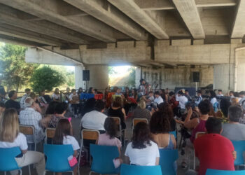 Crotone, a Margherita saggio musicale degli studenti sotto il ponte del cavalcavia della S.S. 106