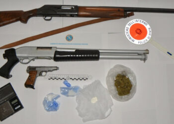 Crotone, operazione ad alto impatto nel quartiere Acquabona: sequestrate armi e droga